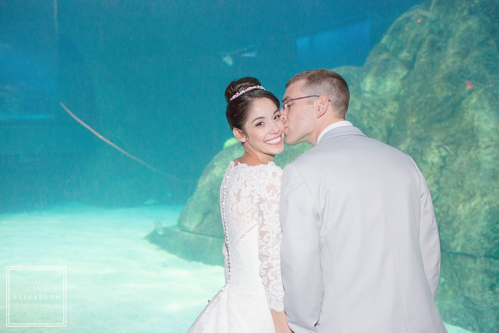 adventure-aquarium-wedding-photos-tina-elizabeth-photography_1066