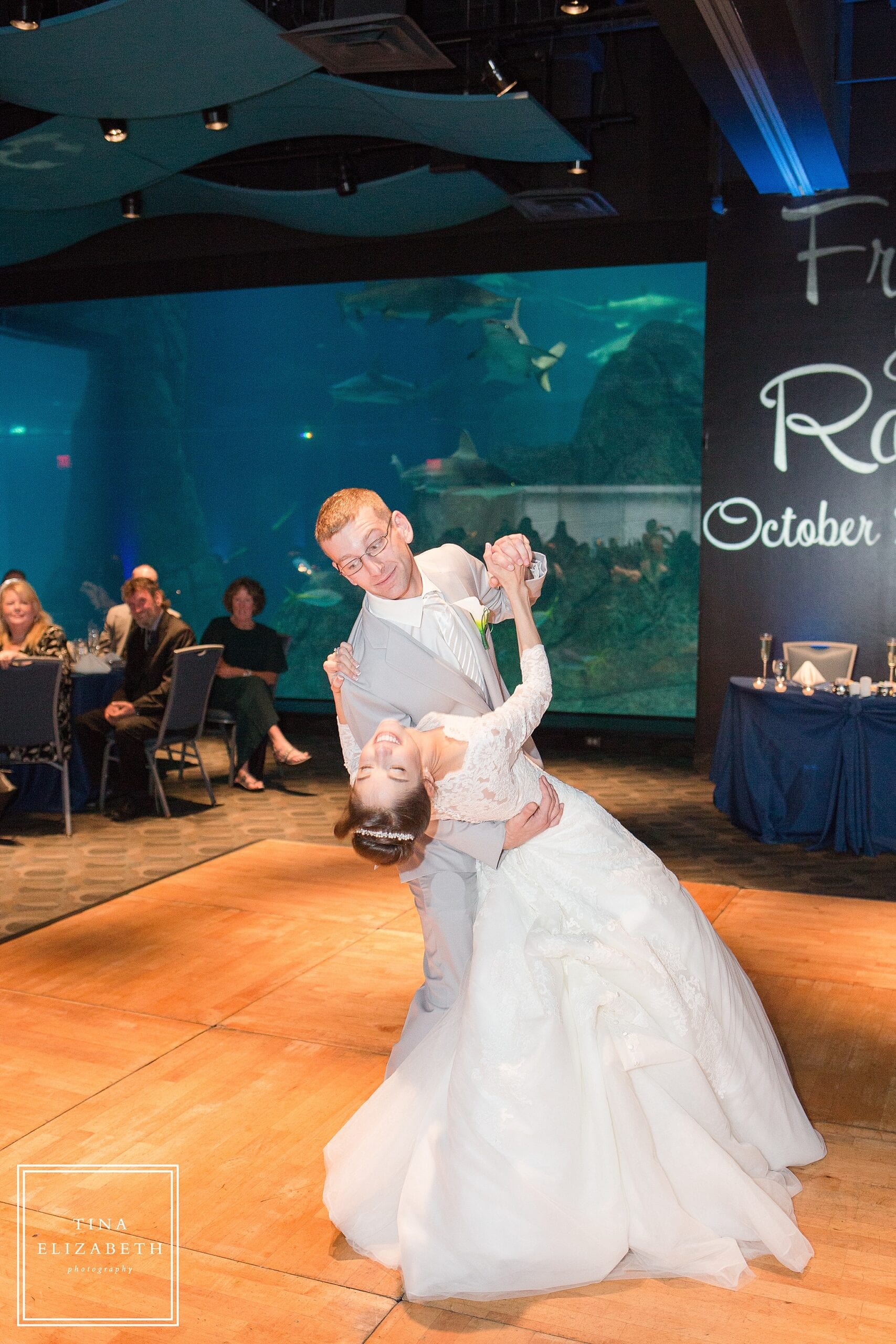 adventure-aquarium-wedding-photos-tina-elizabeth-photography_1100