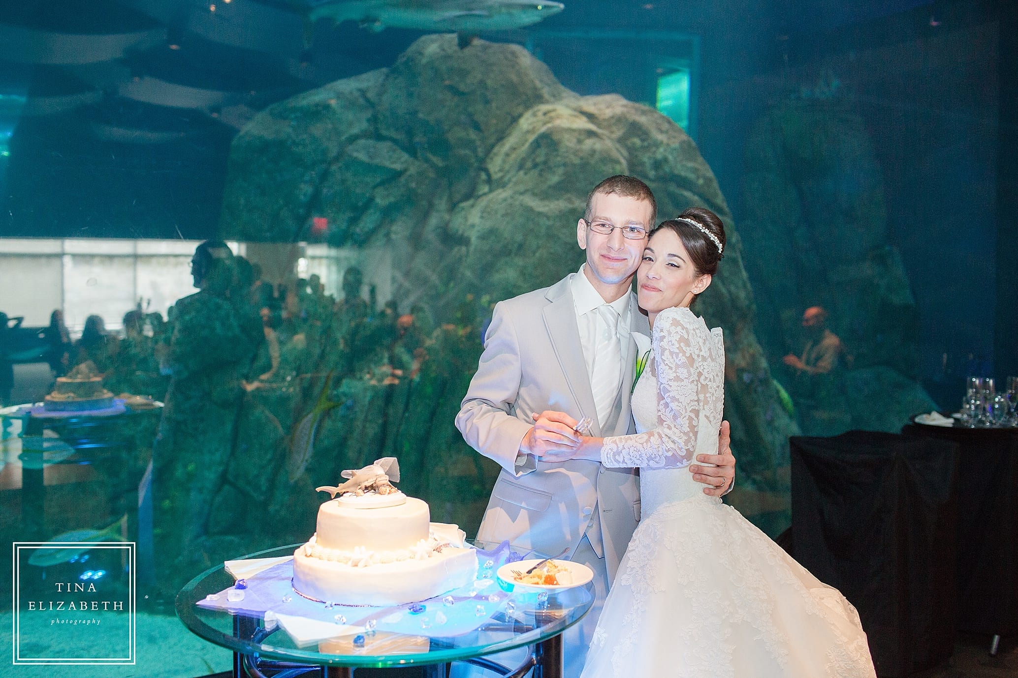 adventure-aquarium-wedding-photos-tina-elizabeth-photography_1109